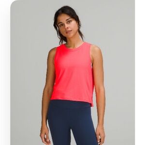 Lululemon train to be top- high low hem Size 6 in flare